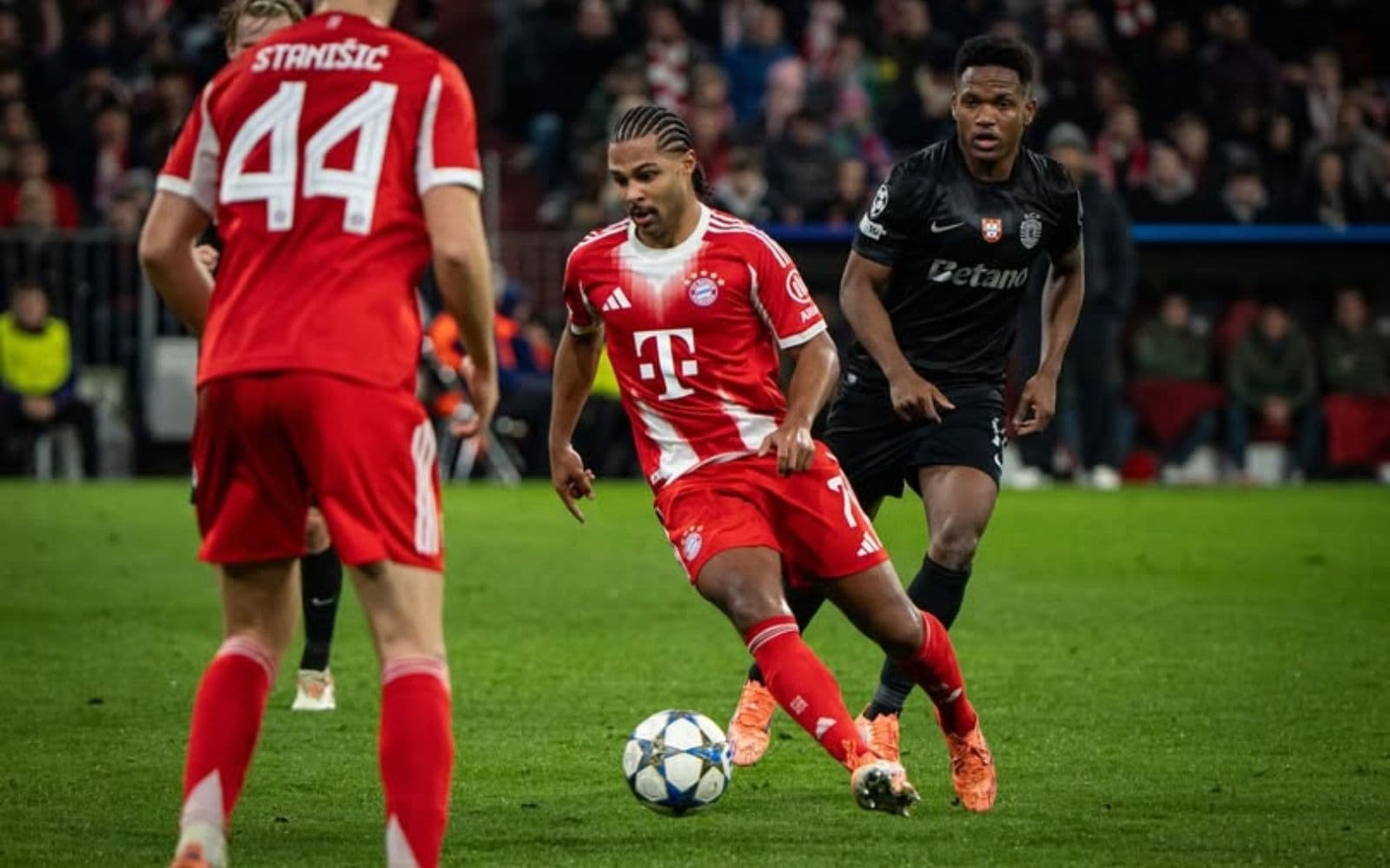 UEFA Champions League: Προσωρινά ισόβαθμη στην κορυφή με την Άρσεναλ η Μπάγερν, νίκη χωρίς τον Salah η Λίβερπουλ