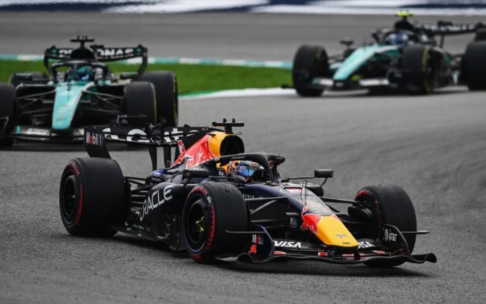 F1: Η πρώτη νίκη του Φερστάπεν μετά το χάος στην Σεπάνγκ