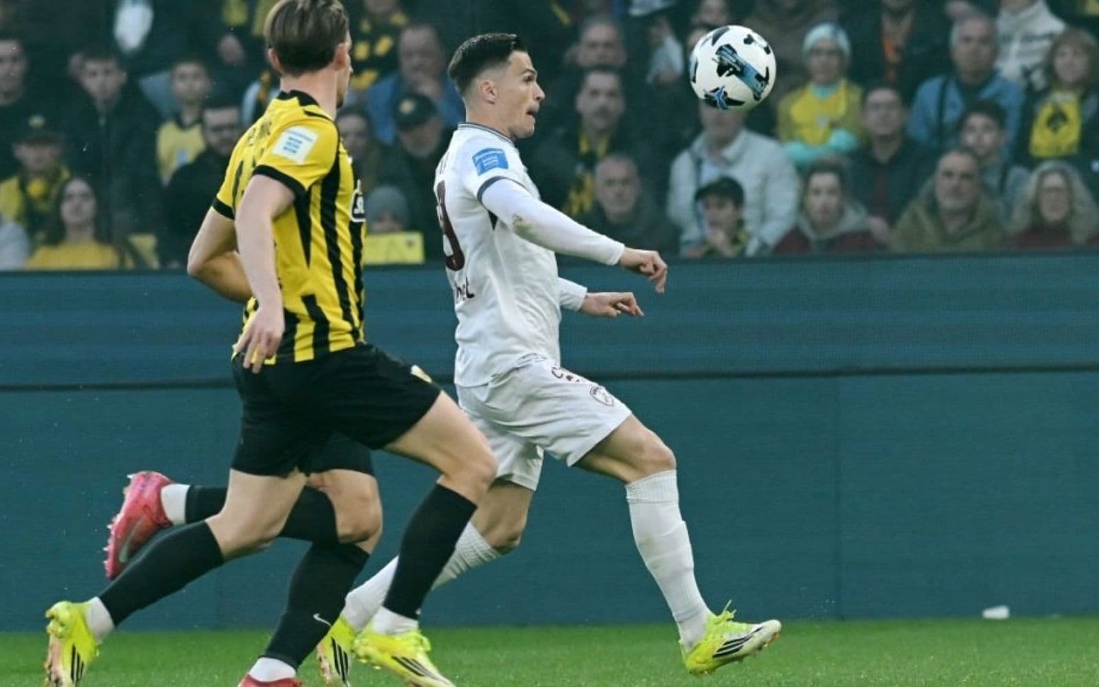 AEK-ΑΕΛ: Μόνη πρώτη και περιμένει