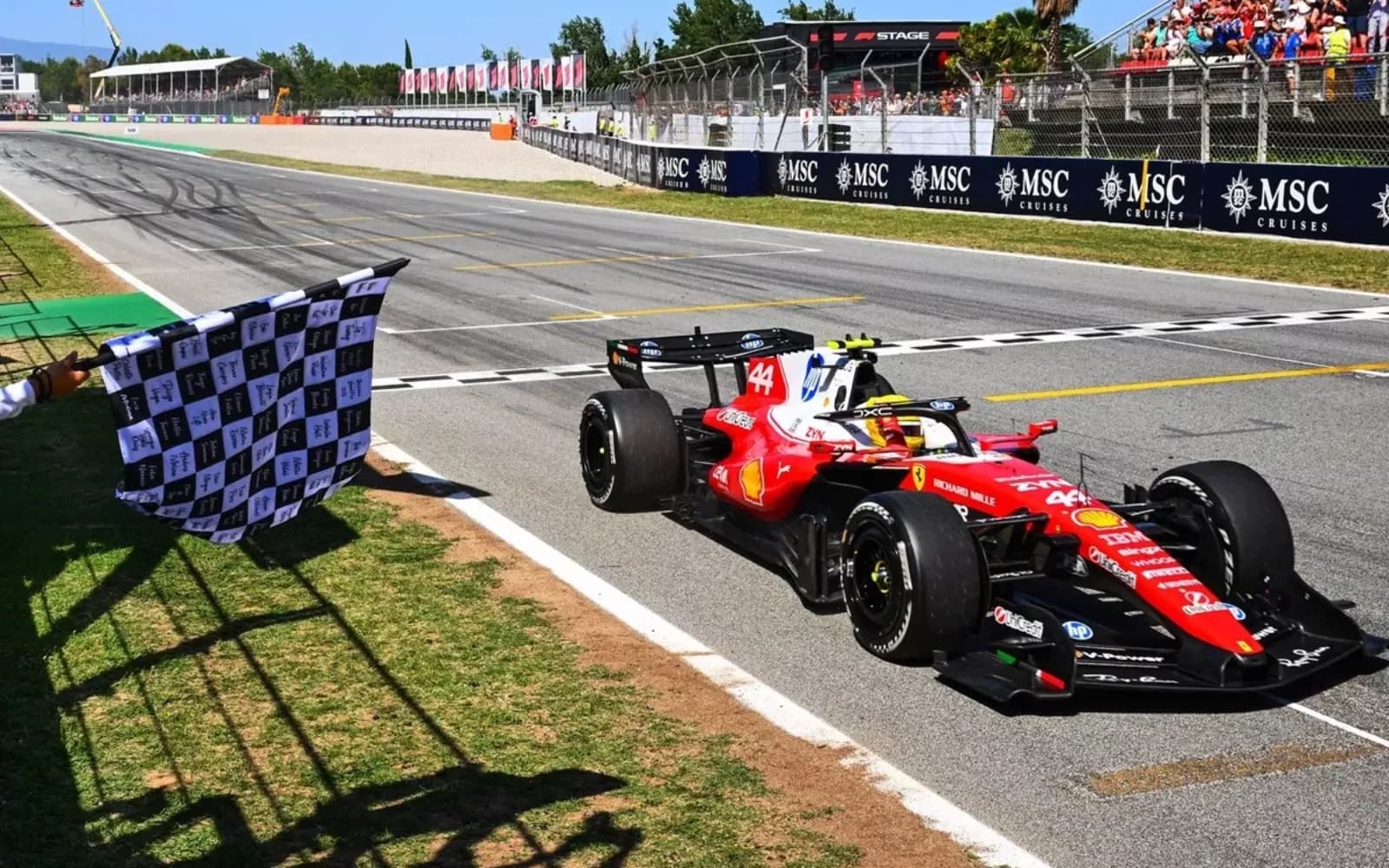 F1: Πρώτη νίκη για τον Hamilton στα κόκκινα